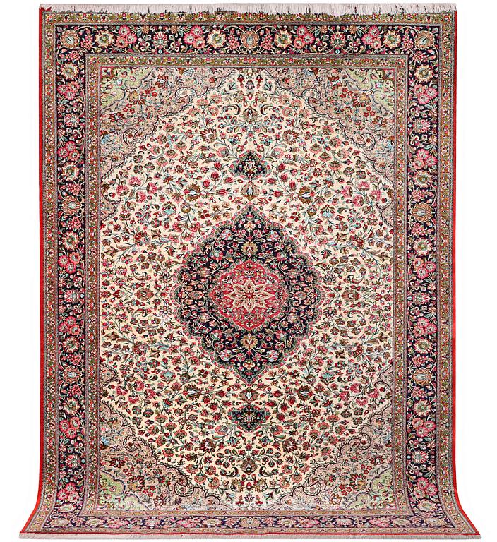 Matta, silkeghom, ca. 292 x 199 cm.