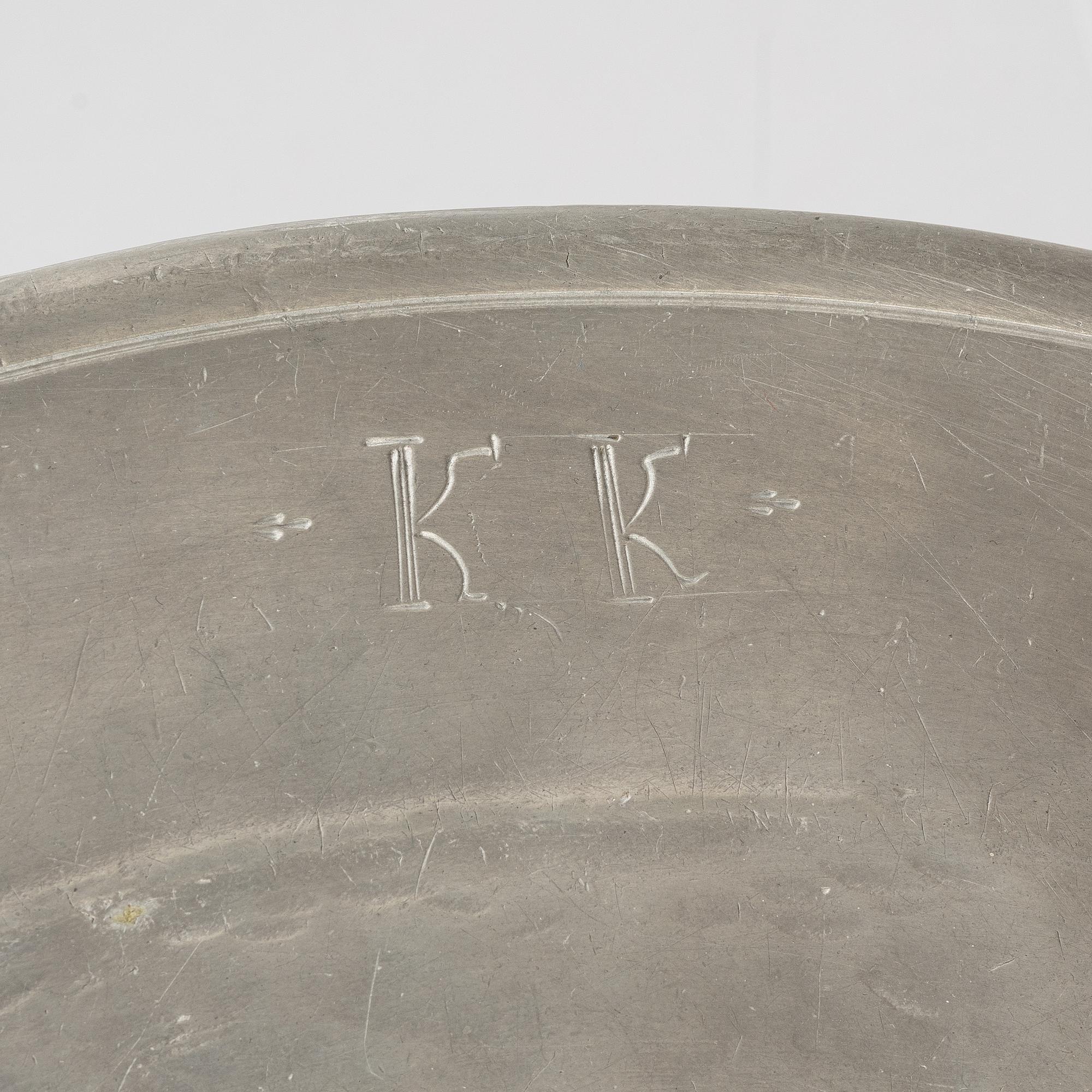 A presumably German baroque pewter charger, early 18th century.