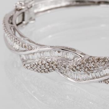 ARMRING, 18K vitguld med briljant och baguettslipade diamanter 1.08 ct. Vikt 12,3 gram.