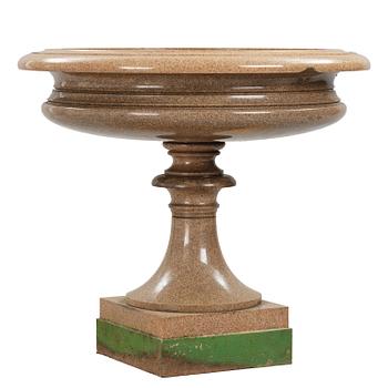 A massive Gardenurn, red Bohus granite, made circa 1905. Empire style.