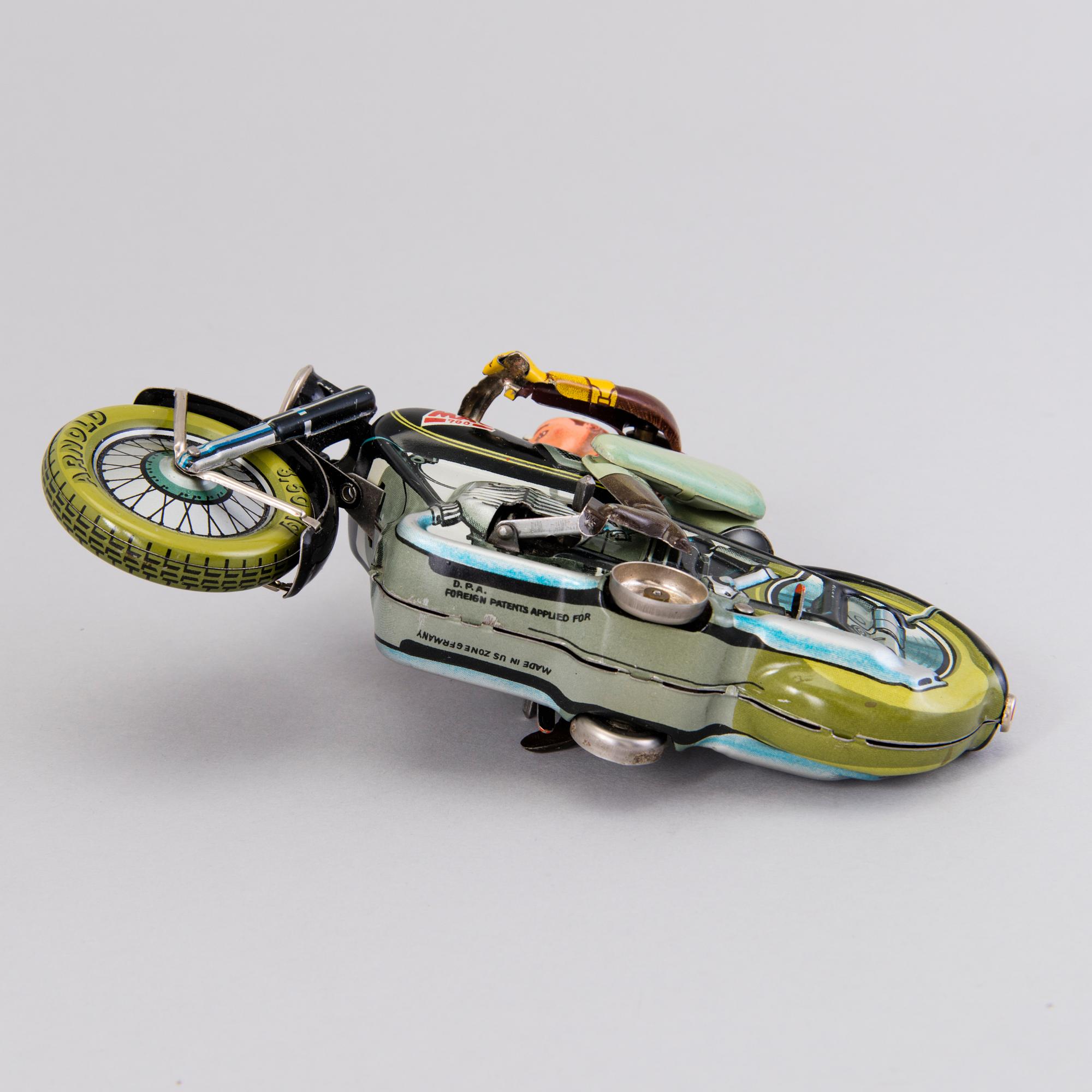 ARNOLD, motorcykel, "Mac 700", Tyskland 1950-tal och JOUSTRA, "Gigi" Frankrike 1950-tal, båda i originalförpackning.