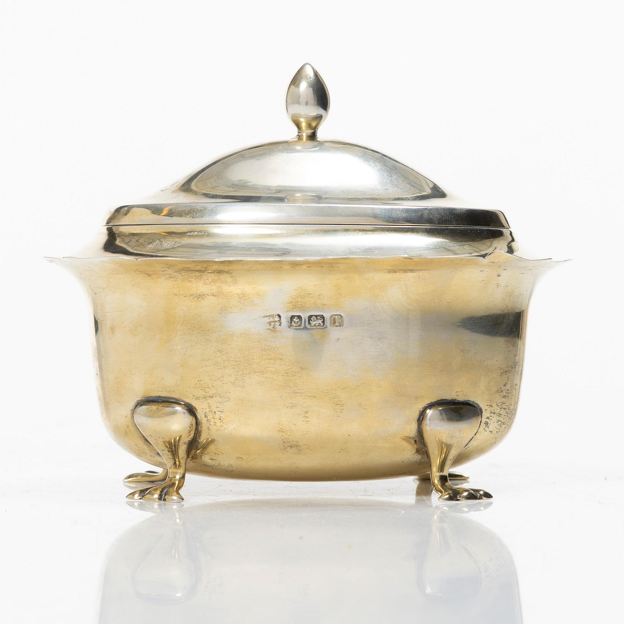 Arthur & John Zimmerman, skrin med lock, förgyllt silver, Birmingham, England 1910.