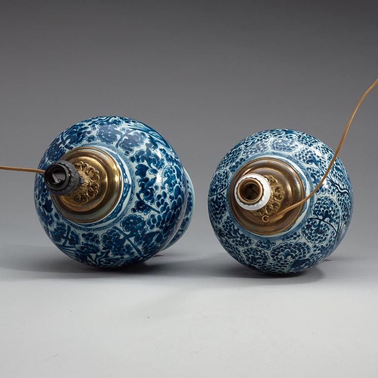 Two blue and white vases, Qing dynasty, 18/19th Century.