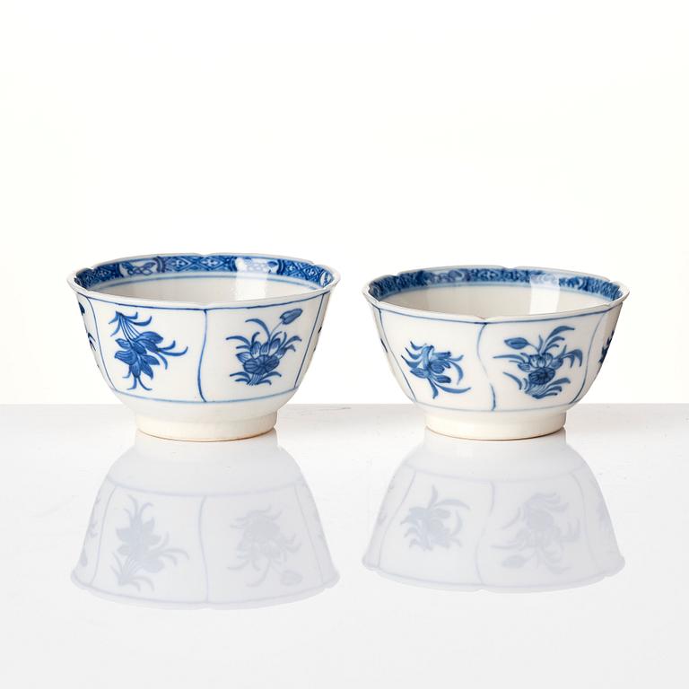 A pair of blue and white 'soft paste' cups with saucers, Qing dynasty, Kangxi (1662-1722).