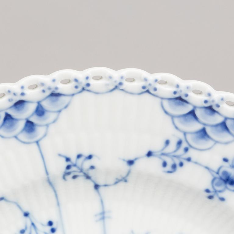 12 st TALLRIKAR, porslin "Musselmalet" helblond Royal Copenhagen.