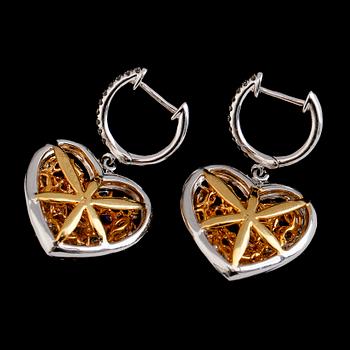 ÖRHÄNGEN, 1 par, 18 k vitguld, olikslipade bla briljantslipade diamanter tot ca 7.80 ct. Certifikat GIA.