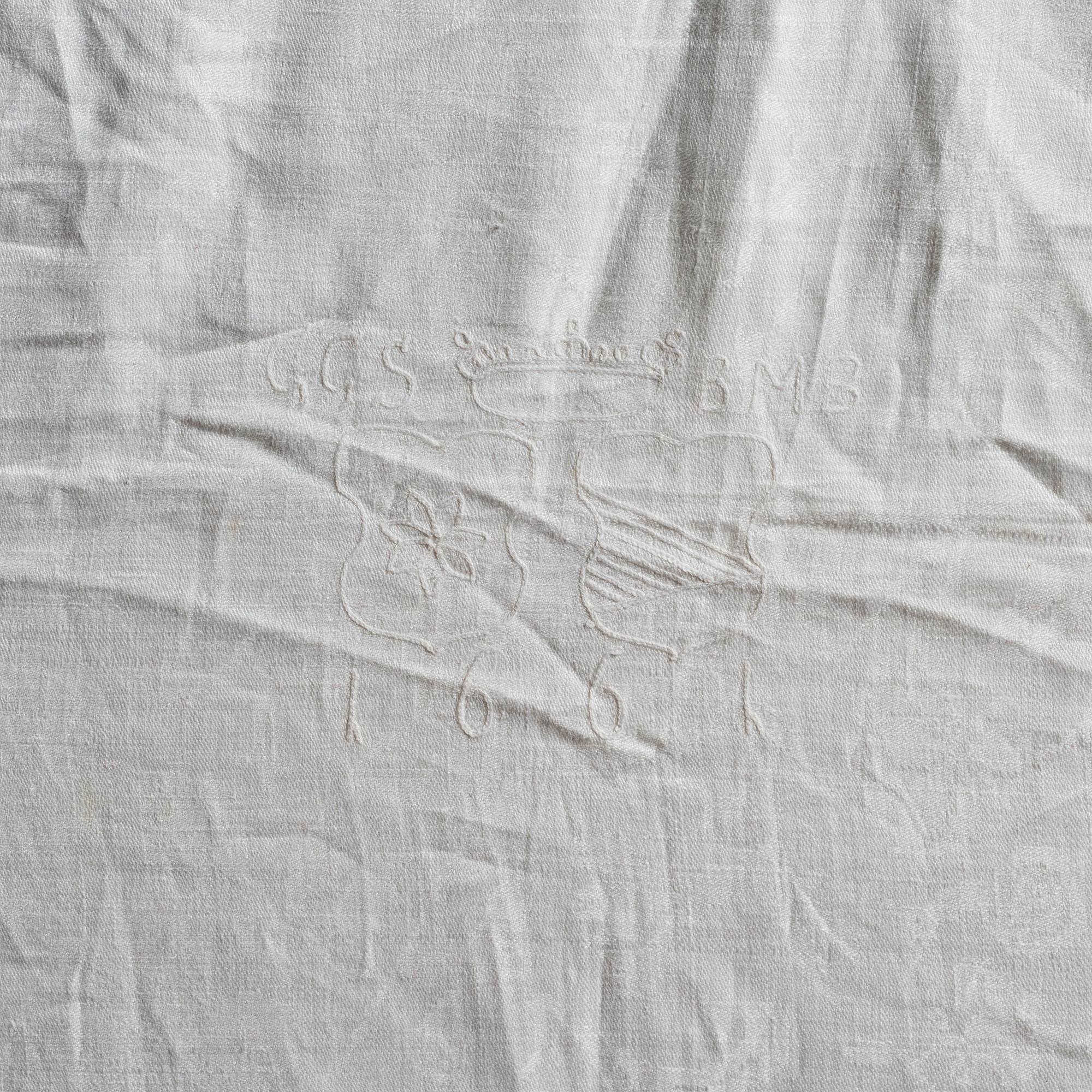DUK, linnedamast, ca 209,5 x 116-118 cm, broderat och daterat: GGS BMB, Gyllenstiernas och Banérs alliansvapen.