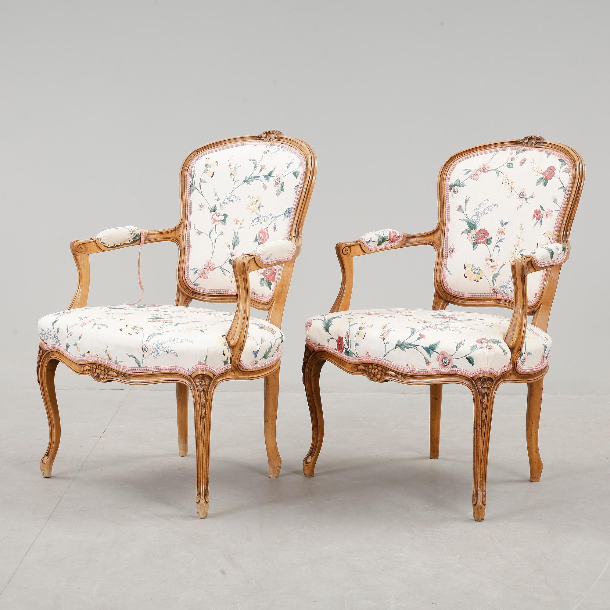 KARMSTOLAR, ett par. Louis XV-stil, 1800-tal.
