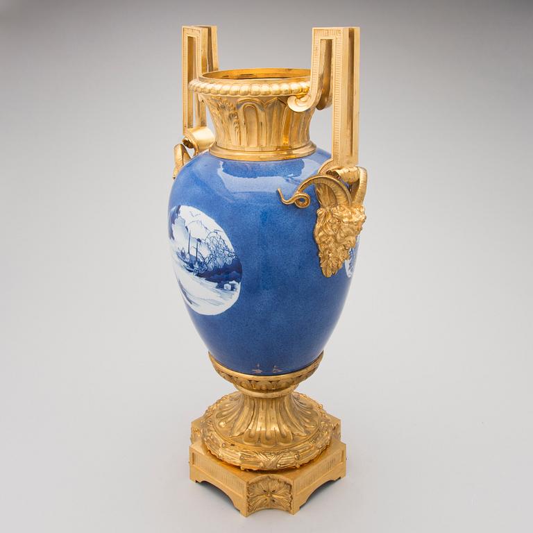 URN, gilt bronze and Chinese porcelain, ca 1850-70.