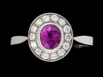 670. RING, rubin med briljantslipade diamanter, tot. ca 0.30 ct.