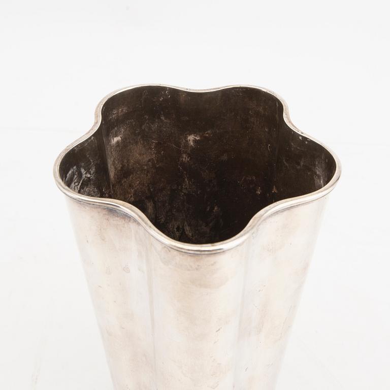 A Swedish 20th century sterling silver vase mark of Vera Ferngren/CG Hallberg Stockholm 1960, weight 272 grams.