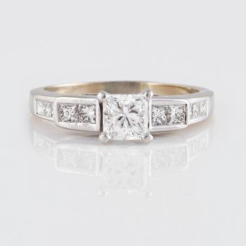 RING, 14K guld med 11 prinsesslipade diamanter. Vikt 3,9 gram.