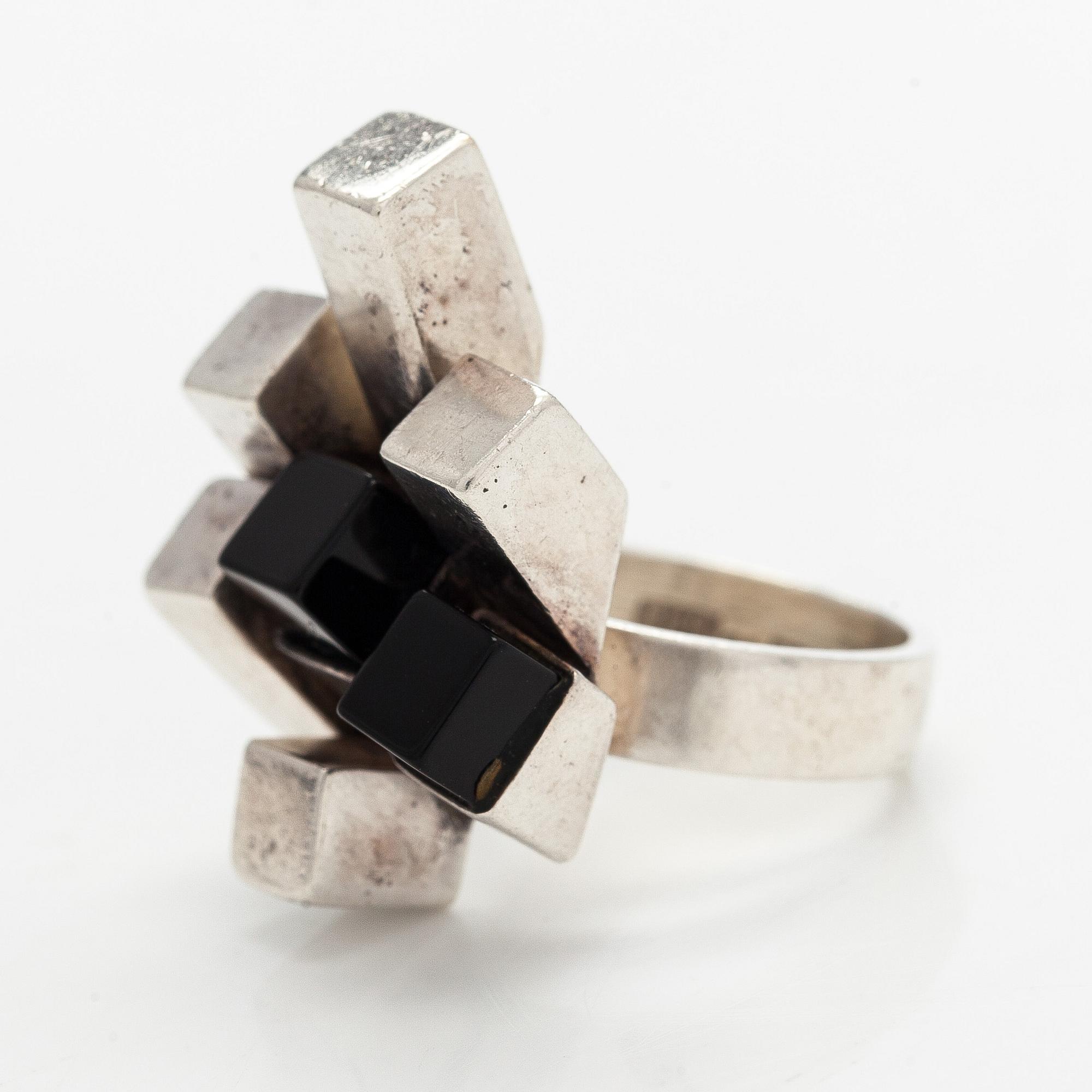 Helge Narsakka, ring, onyx, silver, Kaunis Koru, 1978.