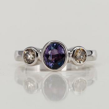 RING, 18K vitguld, safir ca 1,2 ct, 2 diamanter tot. 0,44 ct. Pekka Kulmala, Helsingfors. Vikt 5,8 g.