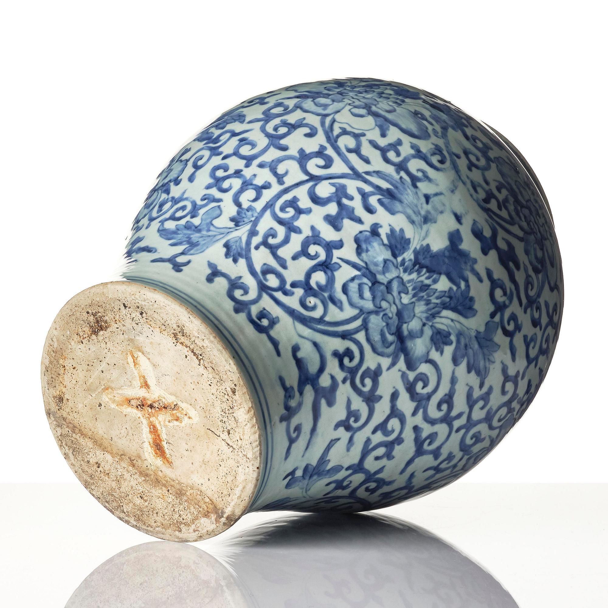 A large blue and white jar, Transition, 17th century.