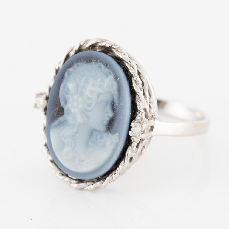 Ring in 18K white gold with a cameo in agate and round brilliant-cut diamonds.