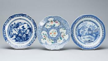 TALLRIKAR, porslin, 7 st, Mestadels Qianlong. 1700/1800-tal.