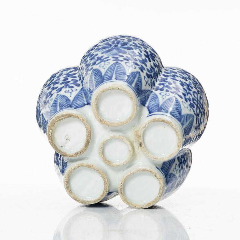 A blue and white tulip vase, Qing dynasty, 19th century.