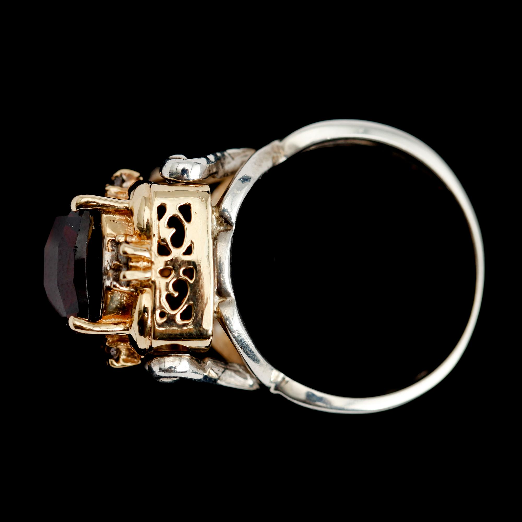 RING, 14 k guld samt silver, granat 3.0 ct samt mindre diamanter totalt ca 0.10 ct.  Vikt ca 7,9 gram.