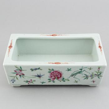 A famille rose basin, late Qing dynasty.
