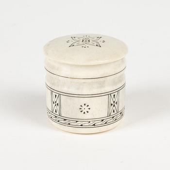 A small horn box with lid by Thomas Marainen, signed.