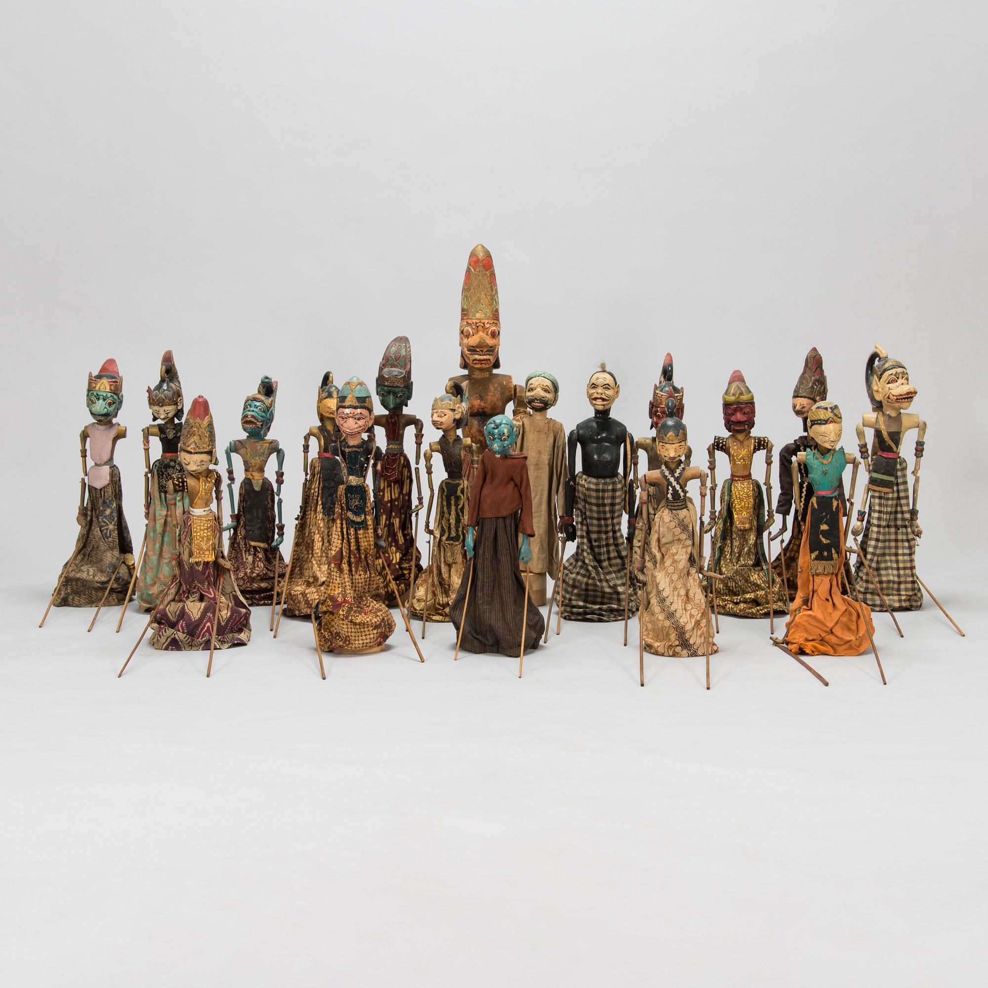 18 Indonesian 'Wayang golek' puppets / marionettes, circa 1900.