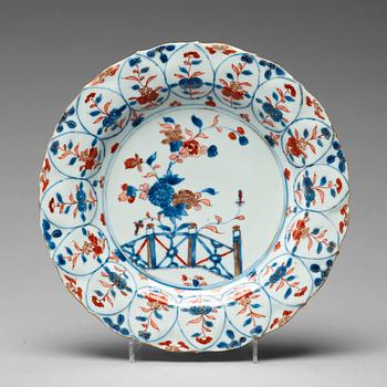 A set of twelve imari dinner plates, Qing dynasty, Kangxi (1662-1722).