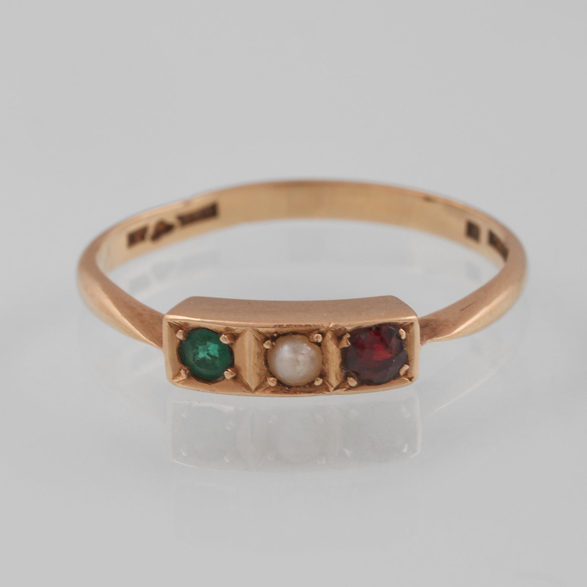 RING, 18K guld med fasettslipad rubin och smaragd samt odlad pärla, Gustav Dahlgren & Co, Malmö. Vikt 2,0 gram.