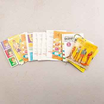 Dockor 4 st samt litteratur Barbie, Ken och Skipper Mattel 1960-tal.