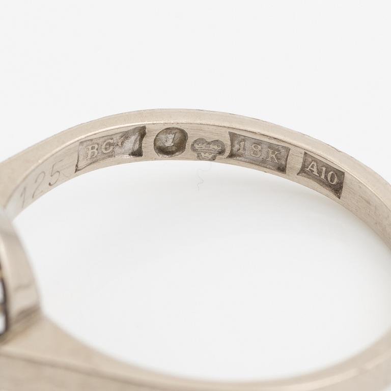 Ring, carmosé, i form av blombukett, 18K vitguld med briljantslipade diamanter.