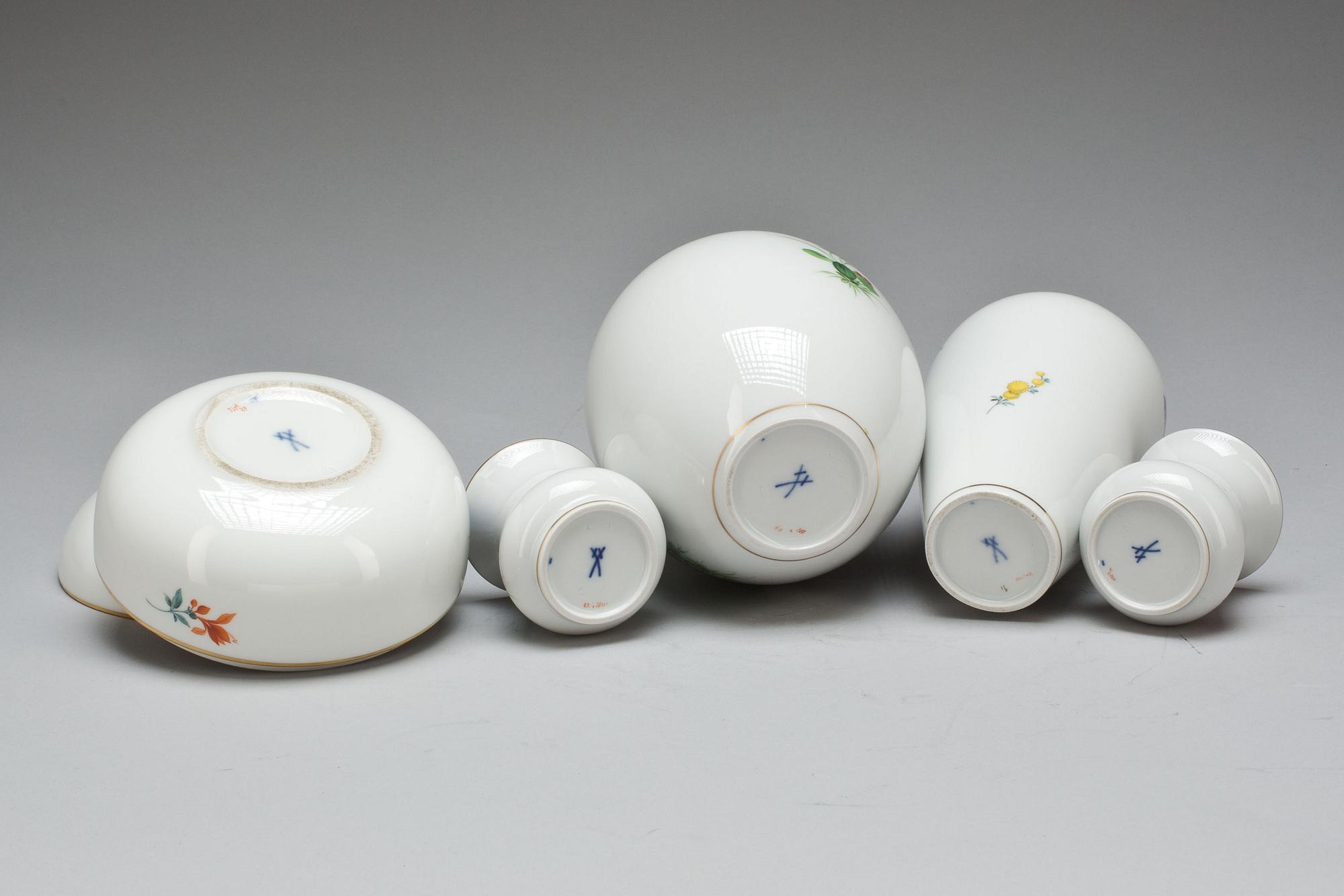VASER, 4 st, + SKÅL MED LOCK, porslin, Meissen, 1900-talets andra hälft.