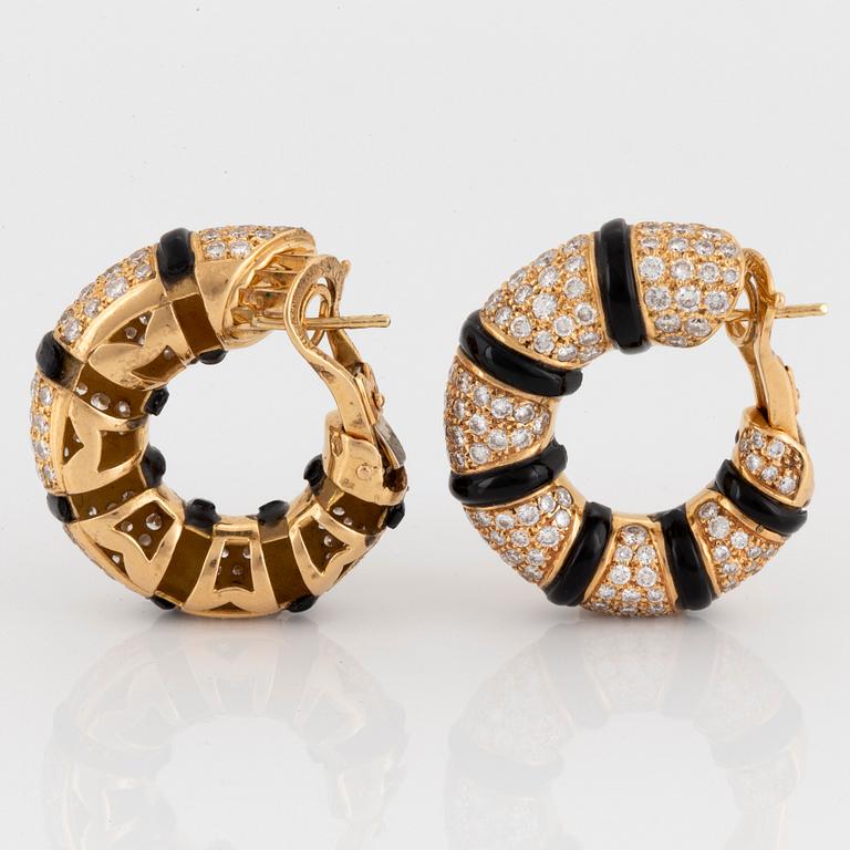 A pair of Mauboussin earrings in 18K gold set with onyx and round brilliant-cut diamonds.