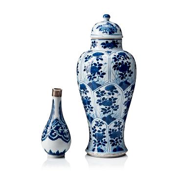 860. Two blue and white vases, Qing dynasty, Kangxi (1662-1722).