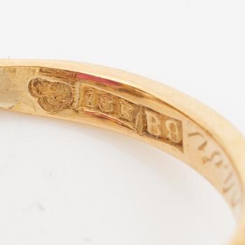 Ring 18K gold with synthetic red stone.