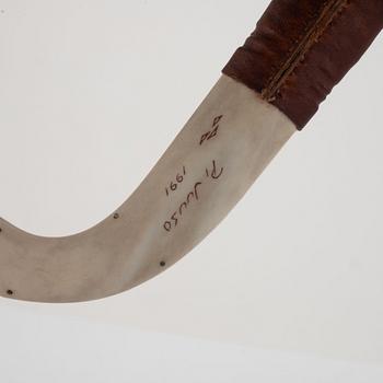 Per Isak Juuso, halvhornskniv, Karesuando, signerad PI Juuso och daterad 1991.