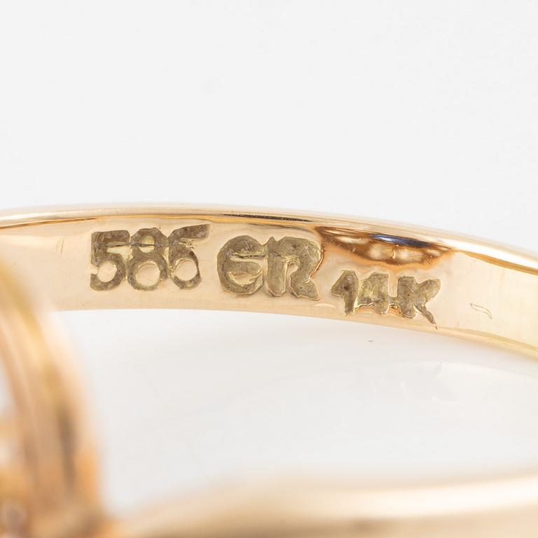 Ring, carved, 14K gold with sapphire and old-cut diamonds.