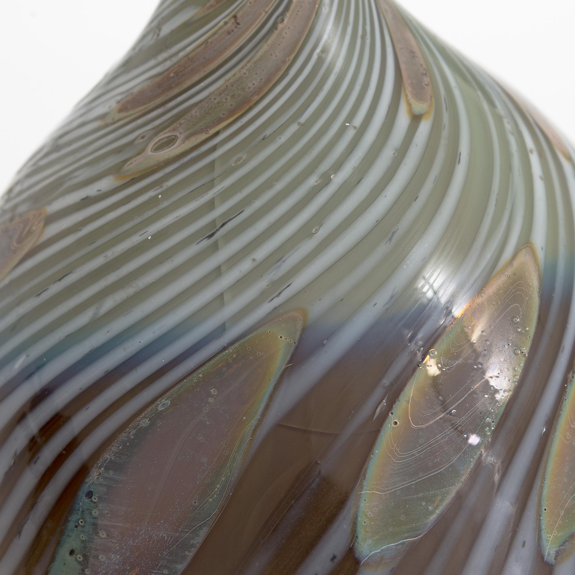 Oiva Toikka, an artglass bowl, signed Oiva Toikka Nuutajärvi Notsjö.