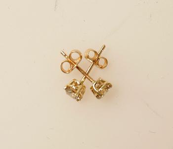 ÖRHÄNGEN, ett par, 14 K guld med briljantslipade diamanter, vardera ca 0,25 ct.