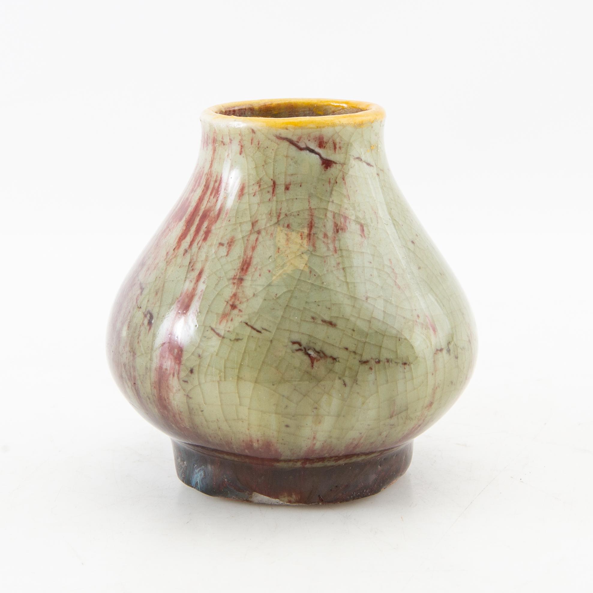 A Chinese vase, 20th century.