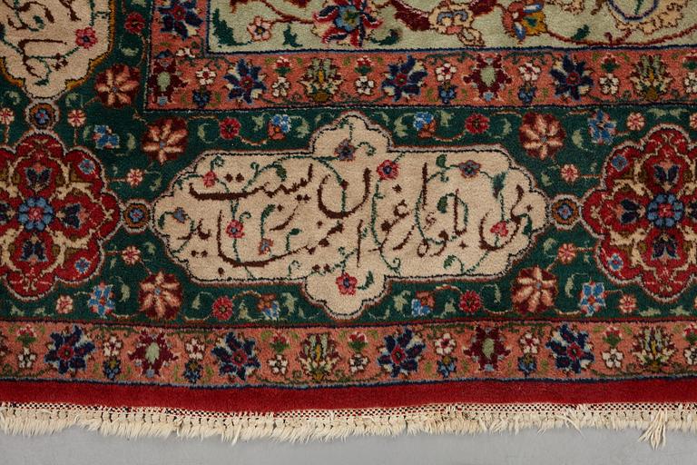 Matto, semi-antique Tabriz, signed ca 335,5 x 256,5 - 261,5 cm.