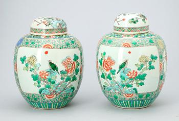 LOCKURNOR, ett par, porslin, Kina, 1900-tal.