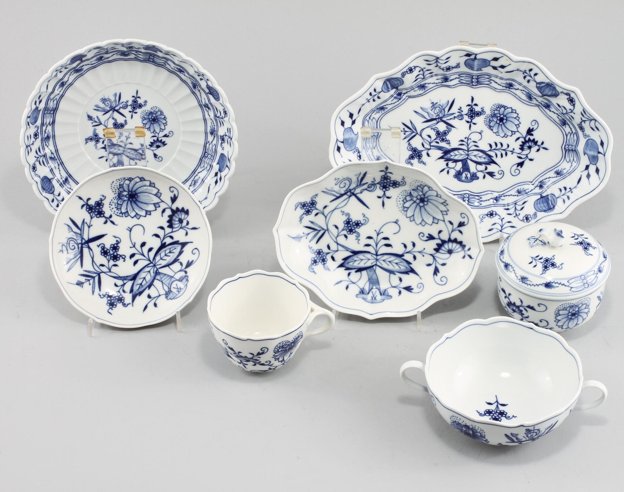 SERVISDELAR, 11 st, porslin, "Lökmönstret", Meissen, 1900-talets andra hälft.