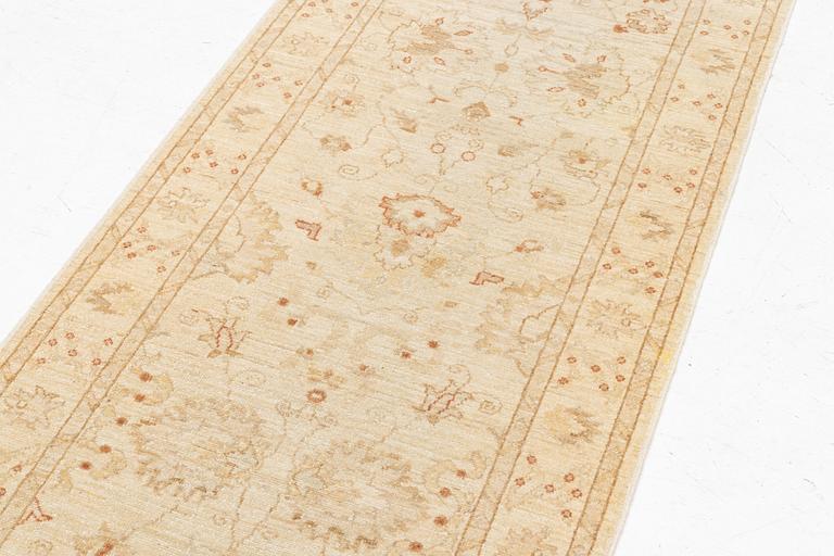 Gallerimatta, orientalisk, ca 833 x 83 cm.