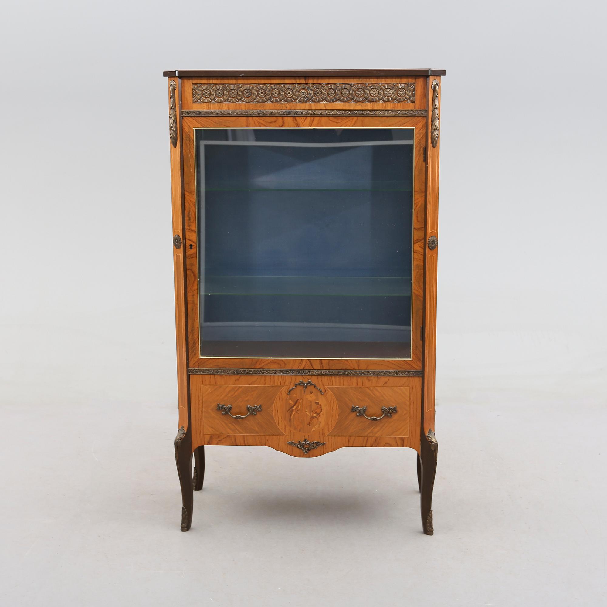 VITRINSKÅP, 1900-talets mitt.