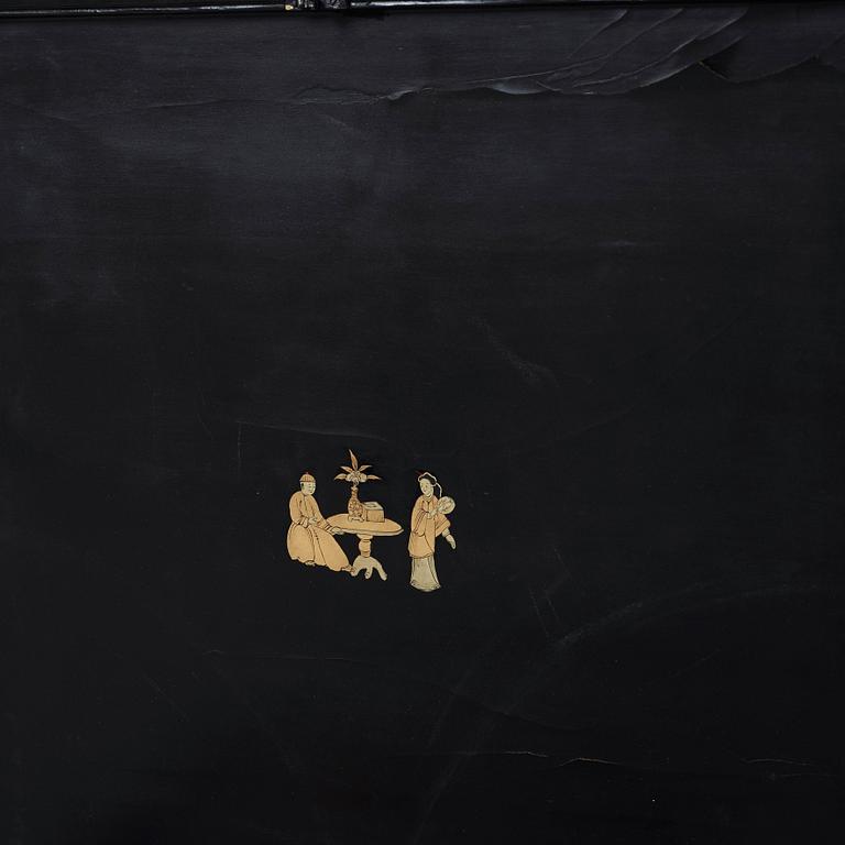 A lacquered table/box with liner, Qing dynasty, 19th Century.