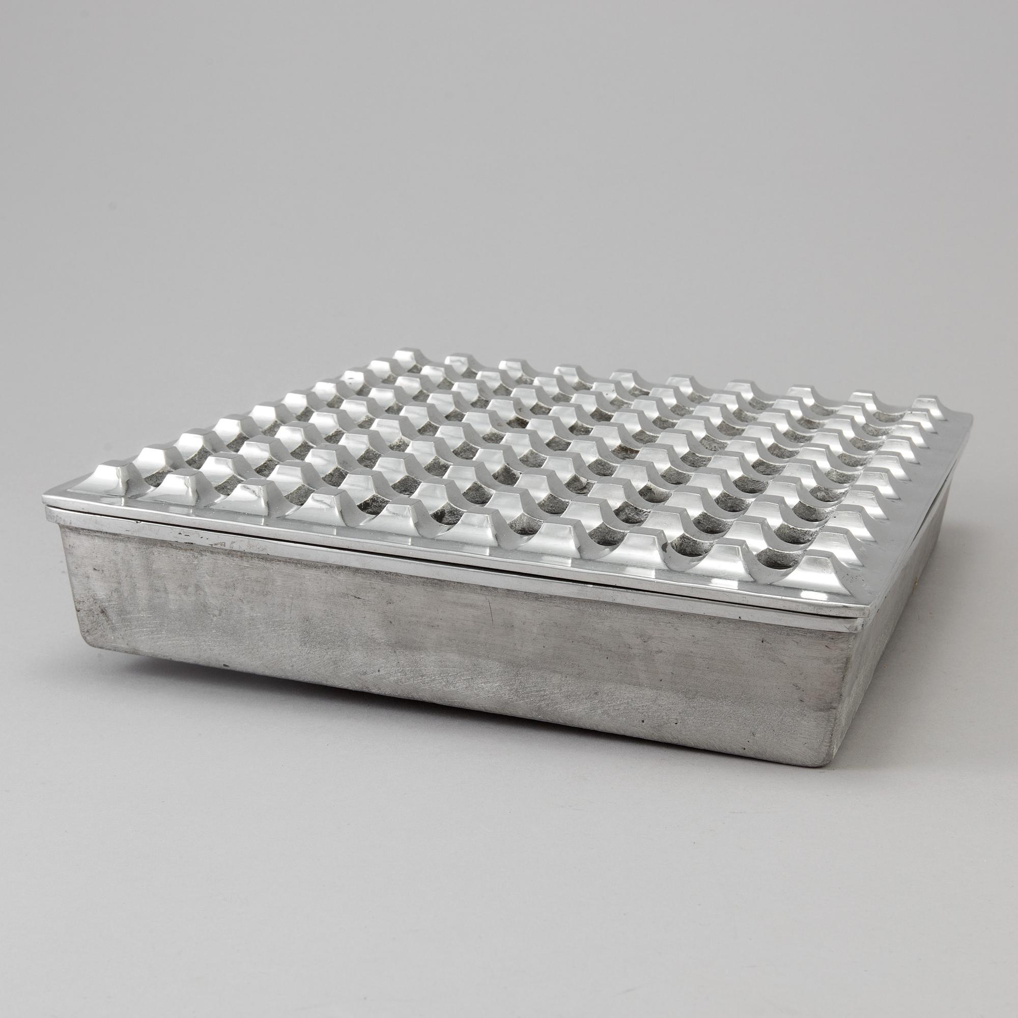 BECK & JUNG, a metal 'Ultima 30' ashtray.
