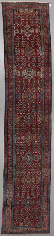 A runner, semi-antique Bidjar, 555 x 112 cm.