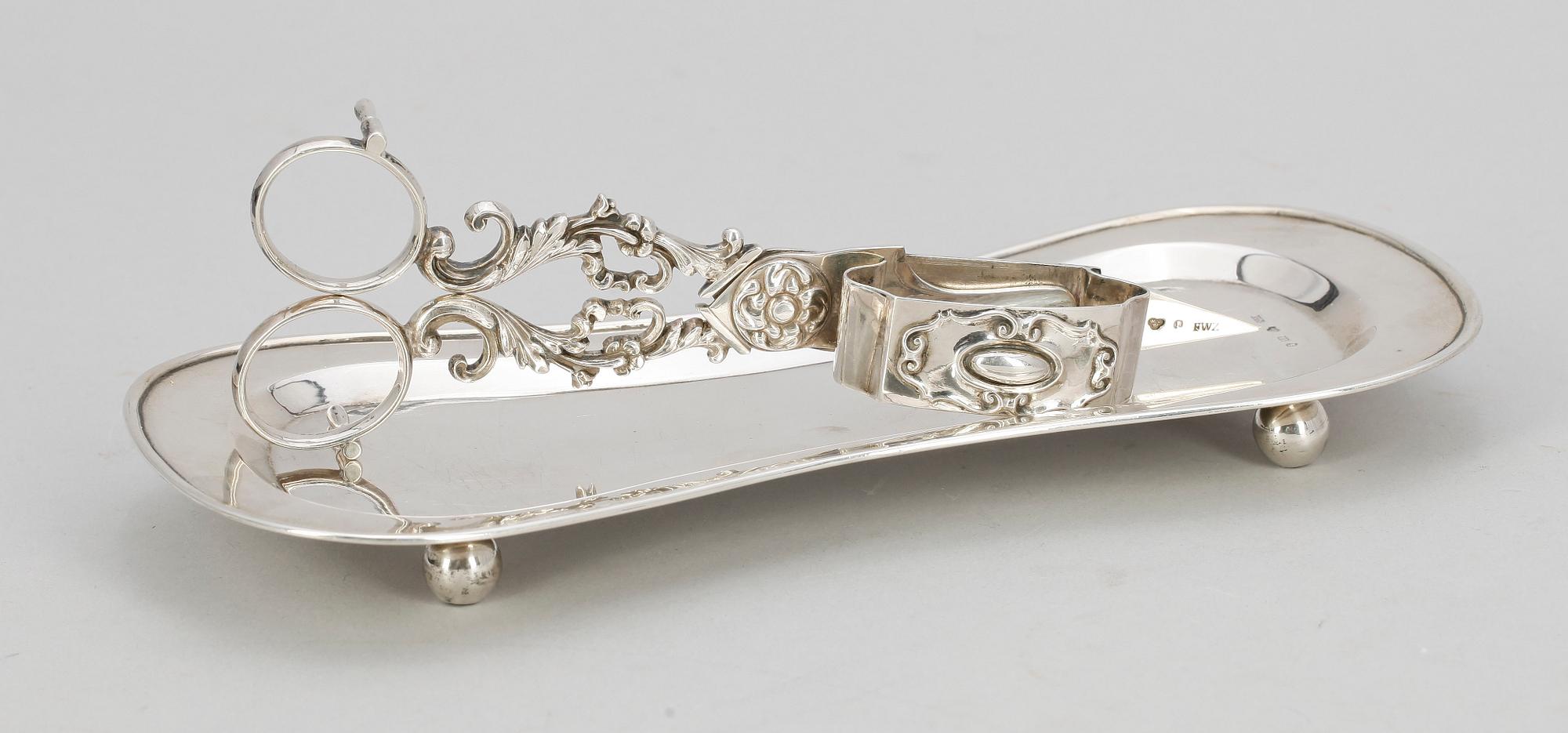 LJUSSAX OCH BRICKA, 2 delar, silver, bla Frans Wilhelm Theselius, Stockholm, 1840. Tot vikt ca 181g.