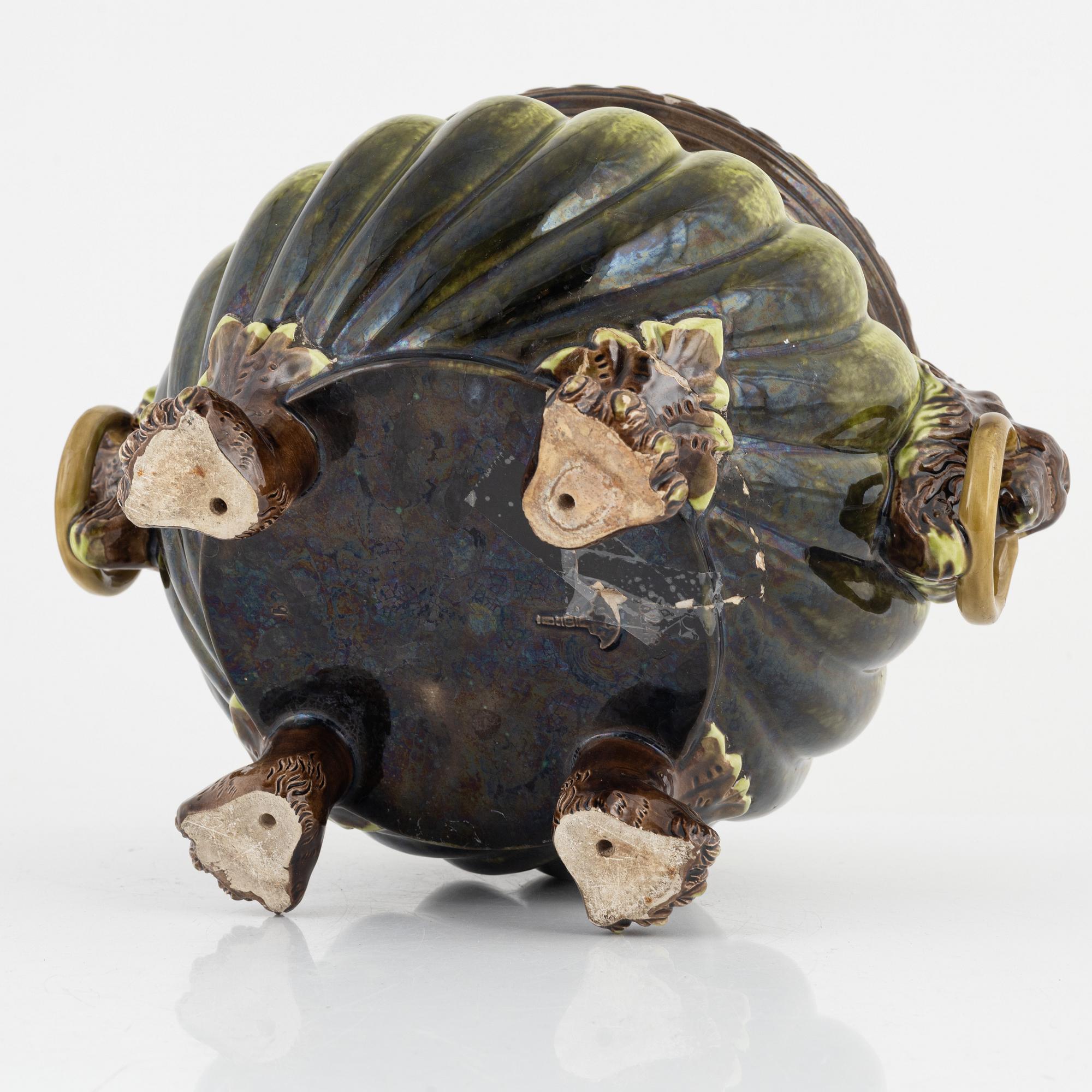 A majolica flower pot, late 19th century.