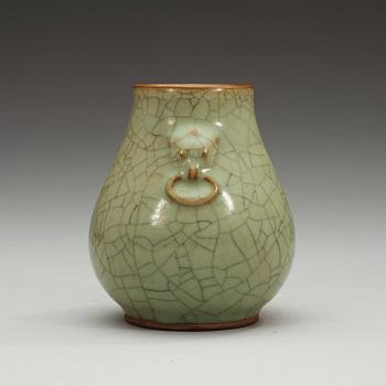 A ge glazed vase, Qing dynasty (1664-1912).